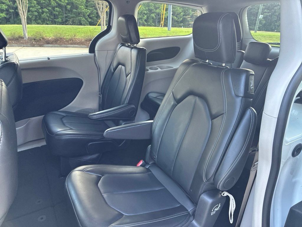Used 2024 Chrysler Pacifica Touring-L FWD image 13
