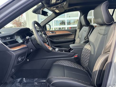 New 2025 Jeep Grand Cherokee Summit image 9