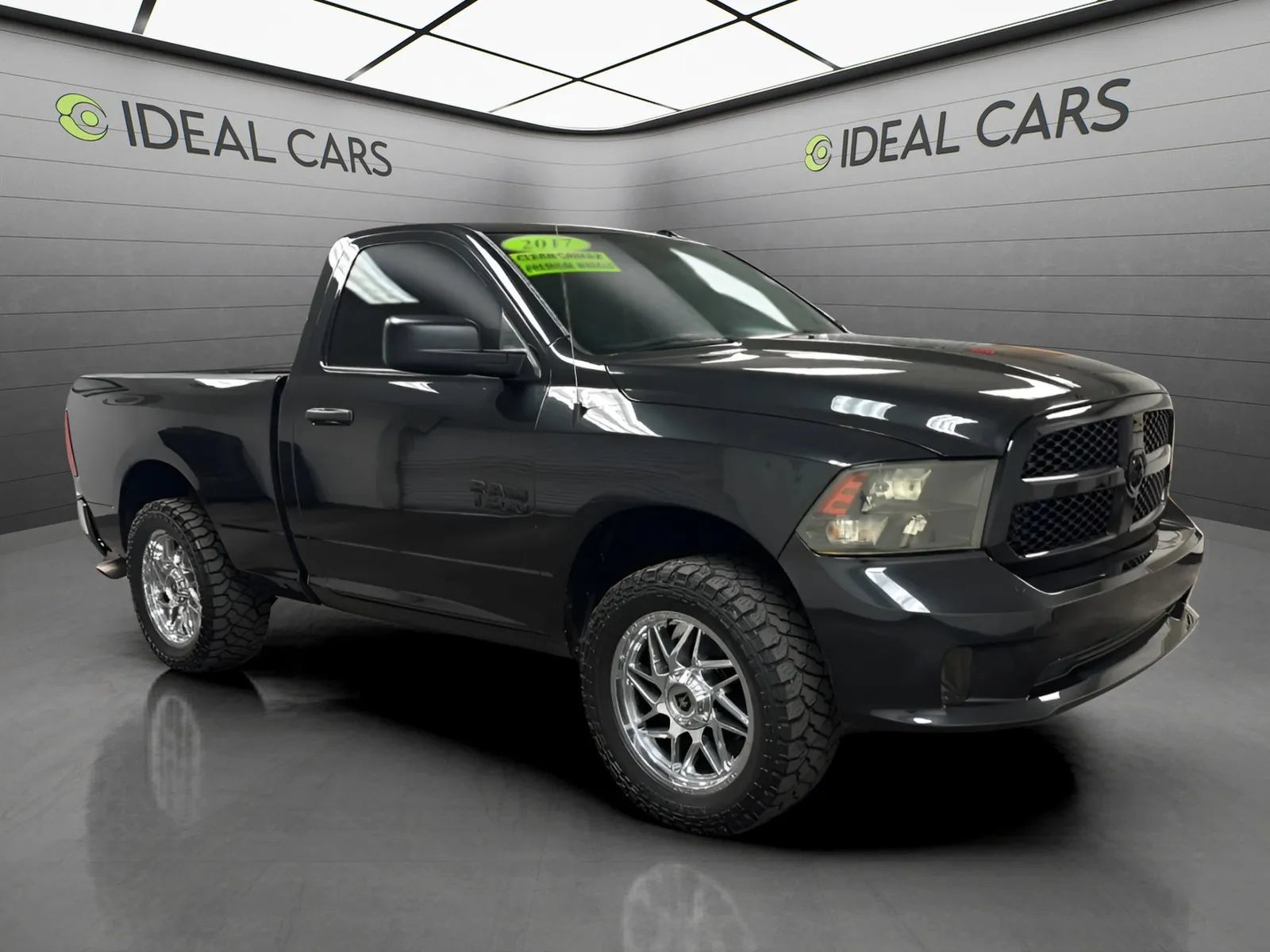 Used 2017 RAM 1500 Express RWD image 3