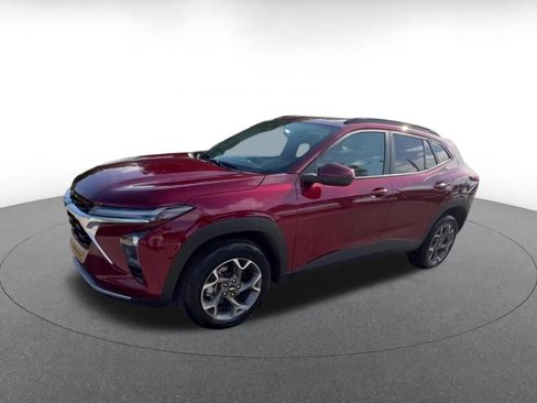 Used 2025 Chevrolet Trax LT FWD image 8