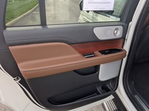 Used 2024 Lincoln Navigator L Reserve AWD/4WD image 11