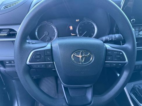 Used 2023 Toyota Highlander L image 18