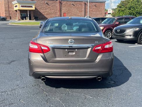 Used 2017 Nissan Altima 2.5 SL w/ Moonroof Package FWD image 7
