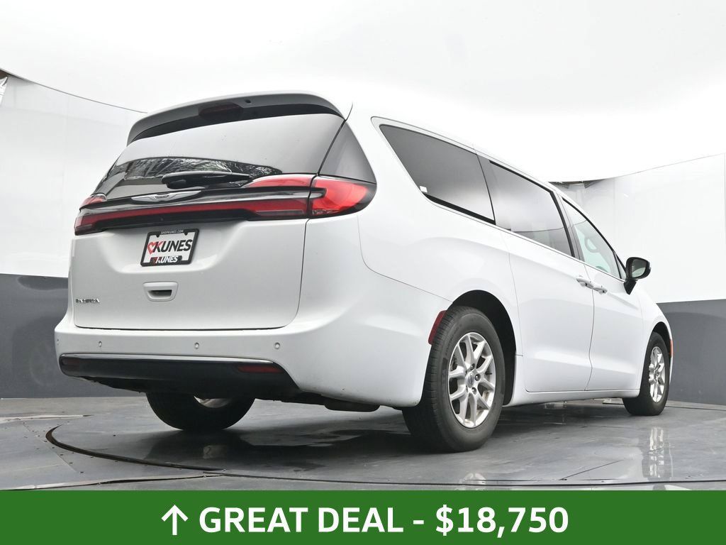 Used 2023 Chrysler Pacifica Touring-L FWD image 42