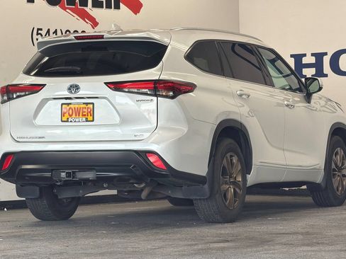 Used 2022 Toyota Highlander Bronze Edition AWD/4WD image 3
