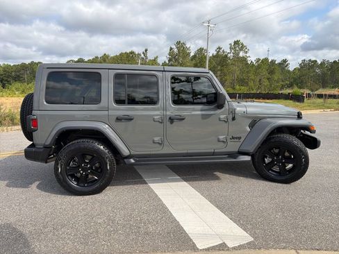 Used 2022 Jeep Wrangler Unlimited Sahara AWD/4WD image 9