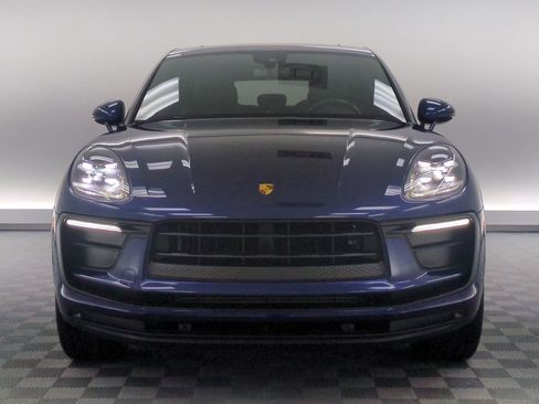 Certified 2022 Porsche Macan AWD/4WD image 6