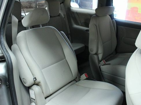 Used 2018 Kia Sedona L image 8