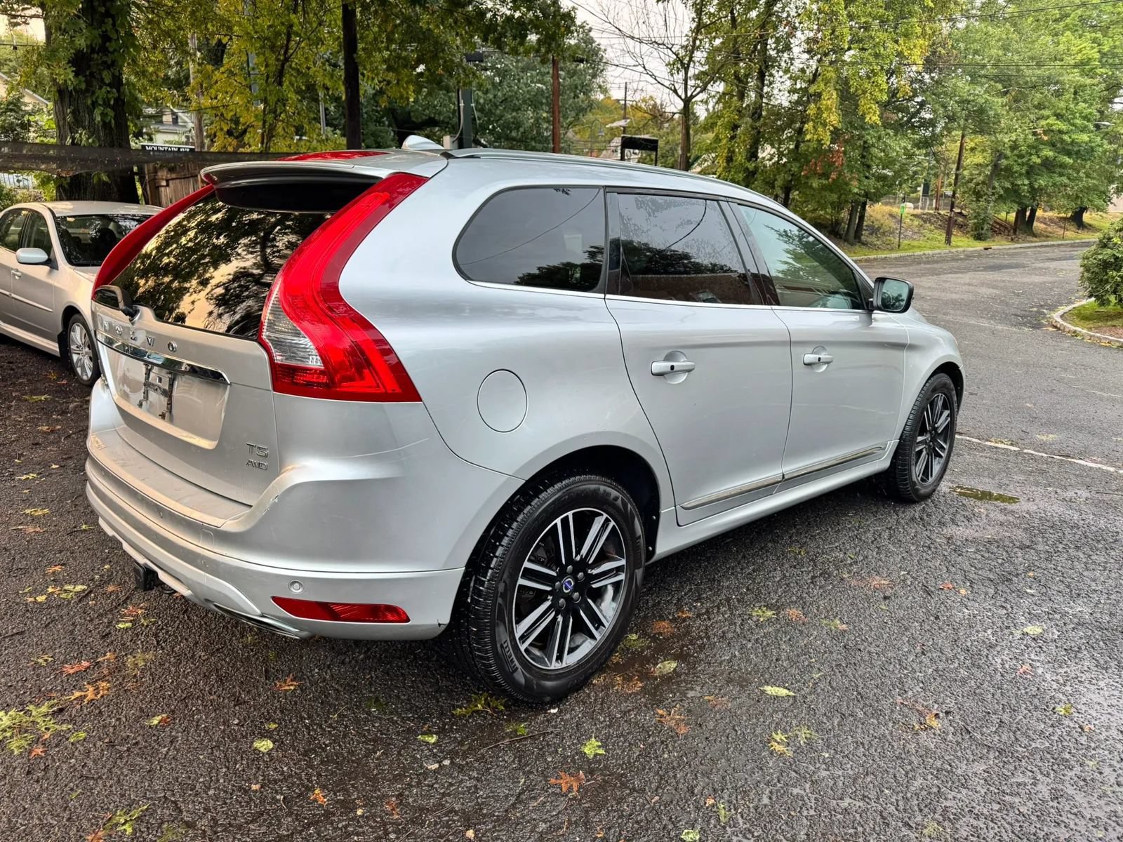 Used 2017 Volvo XC60 T5 Dynamic w/ Preferred Option Package AWD/4WD image 4