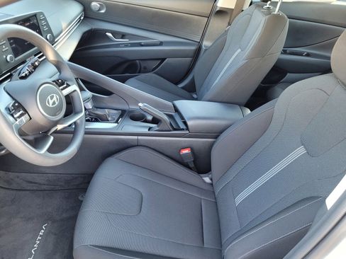 Certified 2025 Hyundai Elantra SE image 19