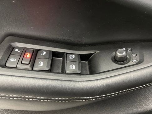 Used 2025 Jeep Grand Cherokee Altitude image 11