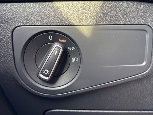 Used 2019 Volkswagen Tiguan SE image 18