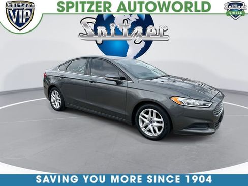 Used 2015 Ford Fusion SE image 2