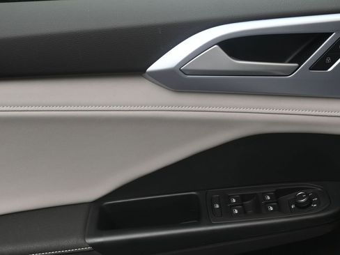 Used 2025 Volkswagen Taos SE image 13