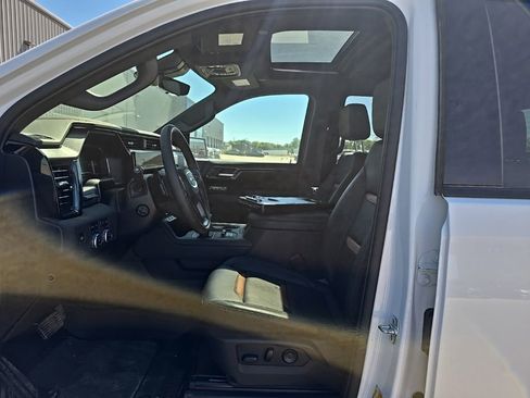Used 2025 GMC Sierra 1500 AT4 w/ Technology Package AWD/4WD image 11