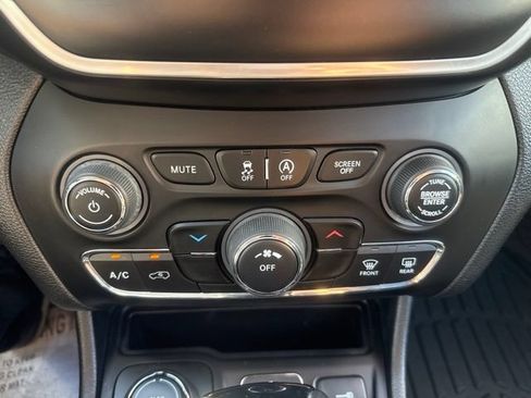 Certified 2021 Jeep Cherokee Latitude Plus AWD/4WD image 18