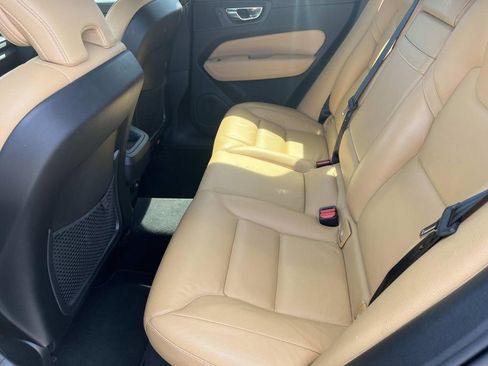 Used 2020 Volvo XC60 T5 Momentum w/ Protection Package Premier image 19