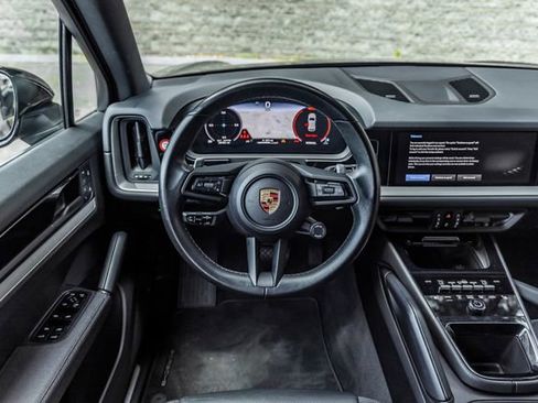 Used 2024 Porsche Cayenne AWD/4WD image 26