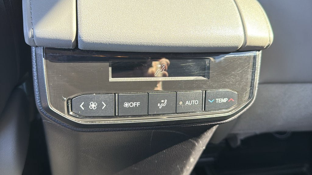 Used 2023 Toyota Highlander XLE AWD/4WD image 28