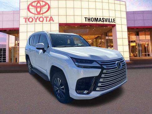 Used 2025 Lexus LX 600 4WD w/ Premium Package image 3