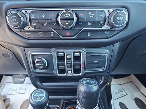 Used 2018 Jeep Wrangler Unlimited Sport S image 32