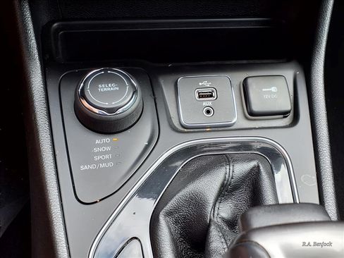Used 2019 Jeep Cherokee Limited AWD/4WD image 12