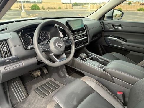 Certified 2025 Nissan Pathfinder SL w/ Black Appearance Package AWD/4WD image 11