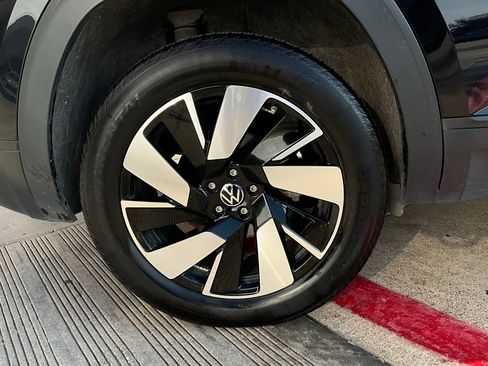 Used 2025 Volkswagen Atlas Cross Sport SE image 9