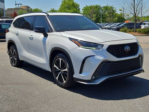 Used 2022 Toyota Highlander XSE image 3