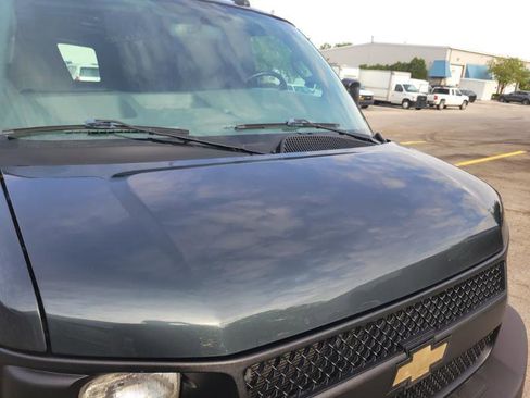 Used 2017 Chevrolet Express 3500 Extended RWD image 18
