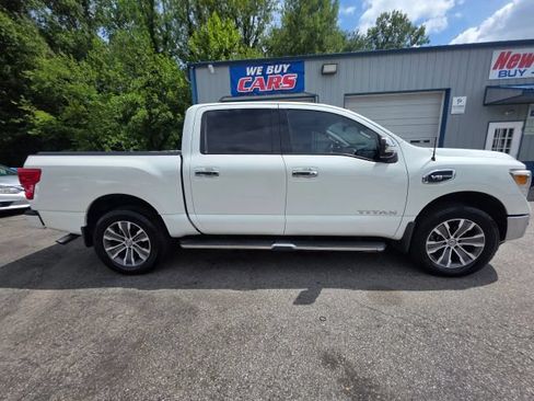 Used 2017 Nissan Titan SL AWD/4WD image 4