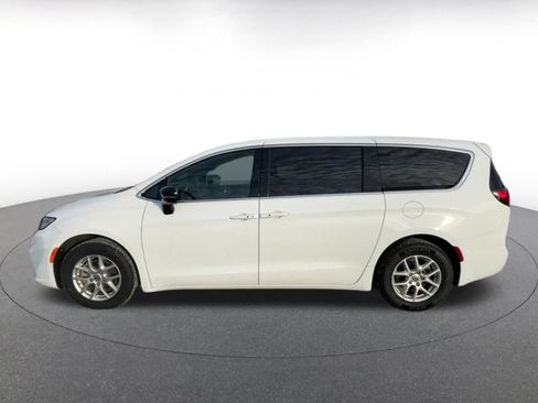 Used 2025 Chrysler Pacifica Select image 9