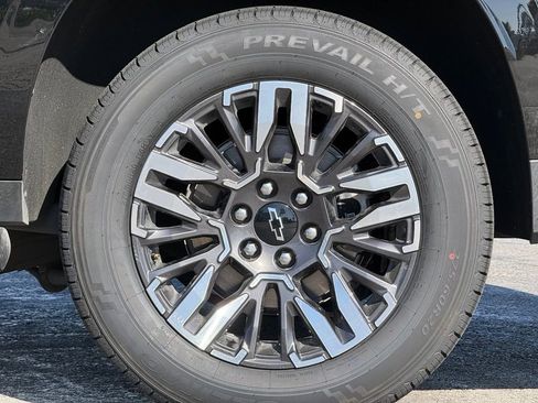 Used 2025 Chevrolet Suburban Z71 AWD/4WD image 3