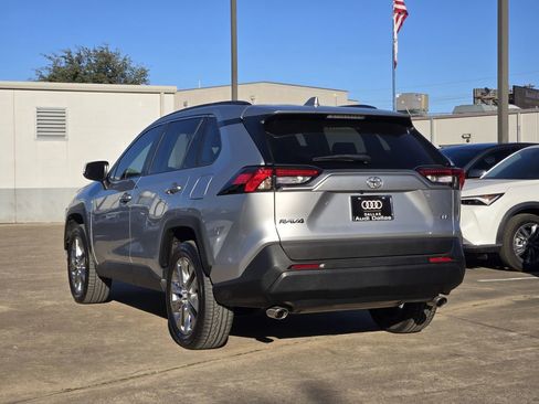 Used 2021 Toyota RAV4 XLE Premium image 8