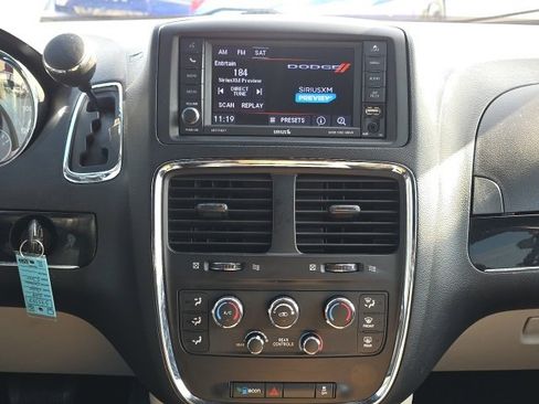 Used 2019 Dodge Grand Caravan SXT image 12