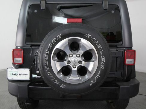 Used 2018 Jeep Wrangler Unlimited Sahara AWD/4WD image 8