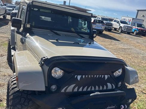 Used 2017 Jeep Wrangler Unlimited Sahara w/ Connectivity Group image 13