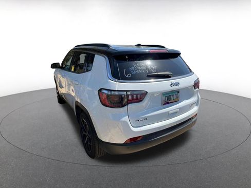 Used 2025 Jeep Compass Limited image 4