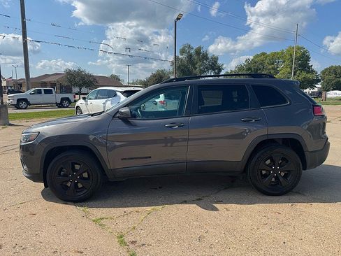 Used 2020 Jeep Cherokee Latitude Plus AWD/4WD image 2
