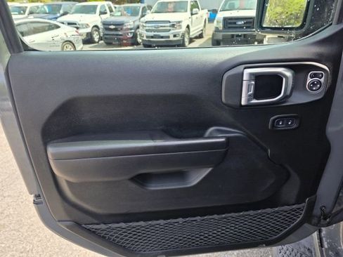 Used 2021 Jeep Gladiator Sport image 11