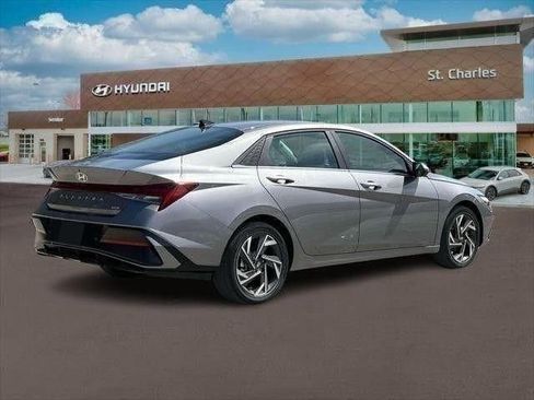 Used 2025 Hyundai Elantra Limited FWD image 8