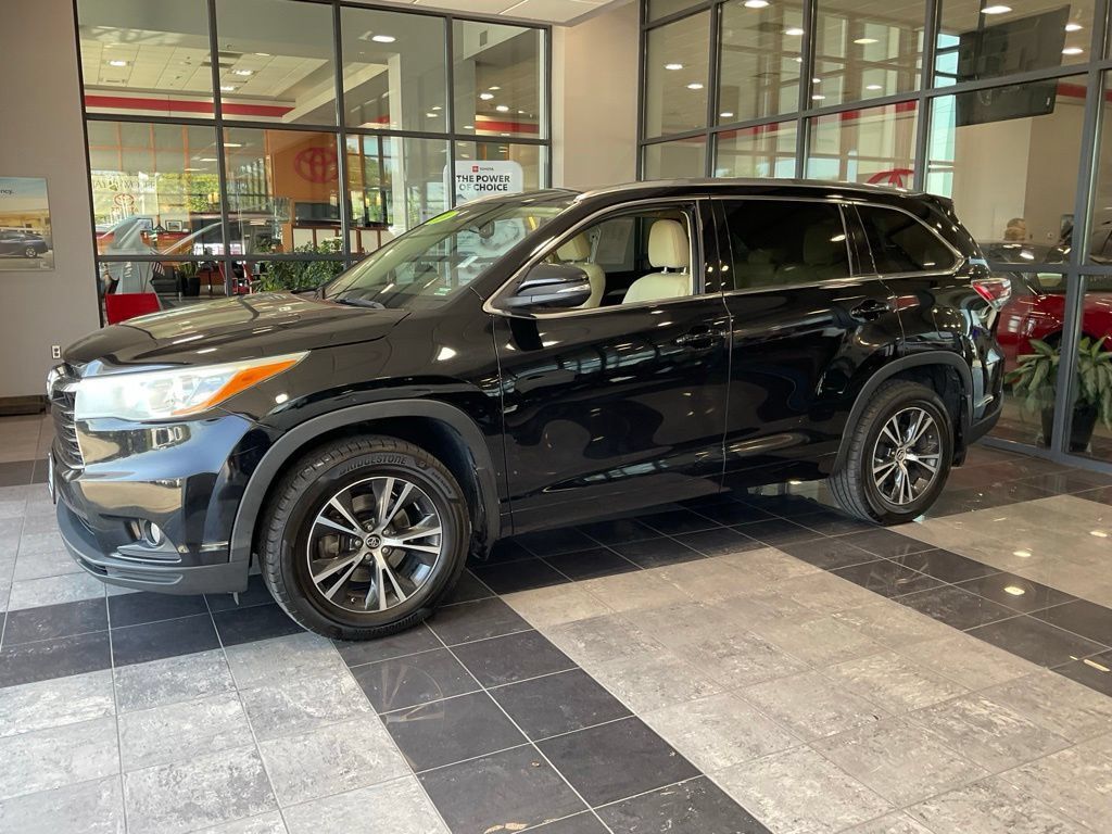 Used 2016 Toyota Highlander XLE AWD/4WD image 3
