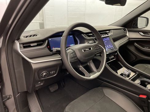 New 2025 Jeep Grand Cherokee Altitude image 14