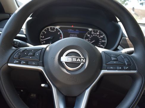 Used 2025 Nissan Altima 2.5 SV FWD image 14