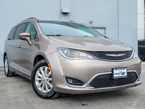 Used 2017 Chrysler Pacifica Touring-L image 1