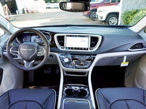 New 2023 Chrysler Pacifica Limited image 26