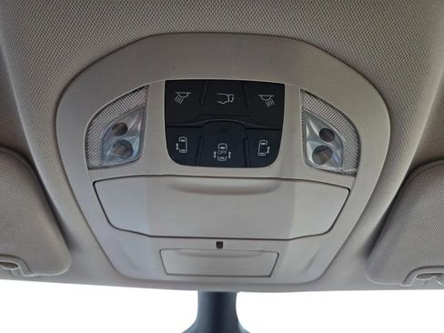 Used 2024 Chrysler Pacifica Select image 19