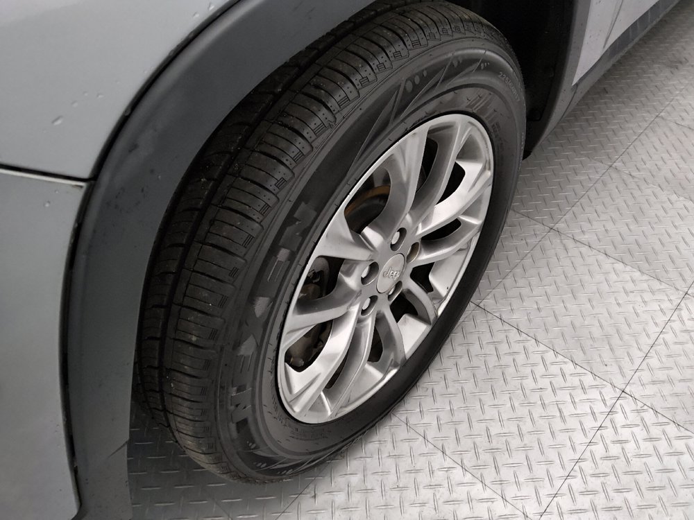 Used 2020 Jeep Cherokee Latitude Plus FWD image 31