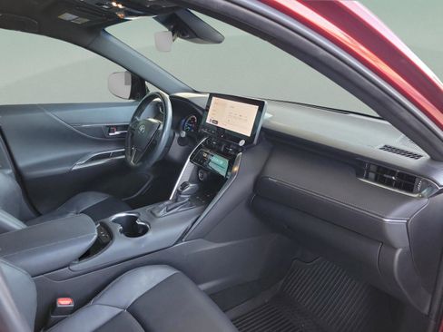 Used 2023 Toyota Venza XLE image 34