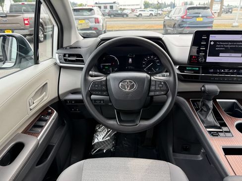 Used 2024 Toyota Sienna LE AWD/4WD image 22